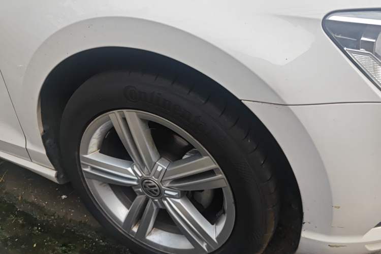 Used Volkswagen Lamando 2015 280TSI DSG Comfort Edition Right Front Wheel Hub