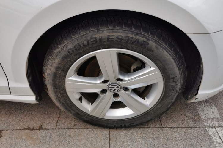 Used Volkswagen Lamando 2015 230TSI Manual Trend Edition Right Front Wheel Hub