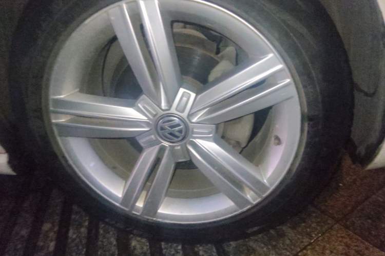 Used Volkswagen Lamando 2015 280TSI DSG Comfort Edition Right Front Wheel Hub