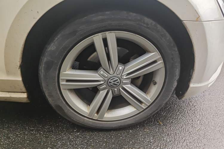 Used Volkswagen Lamando 2015 280TSI DSG Comfort Edition Right Front Wheel Hub