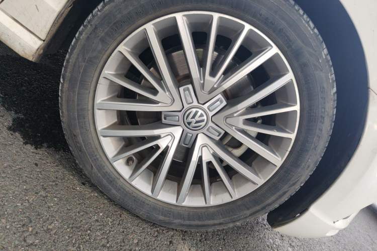 Used Volkswagen Lamando 2015 330TSI DSG Luxury Edition Right Front Wheel Hub