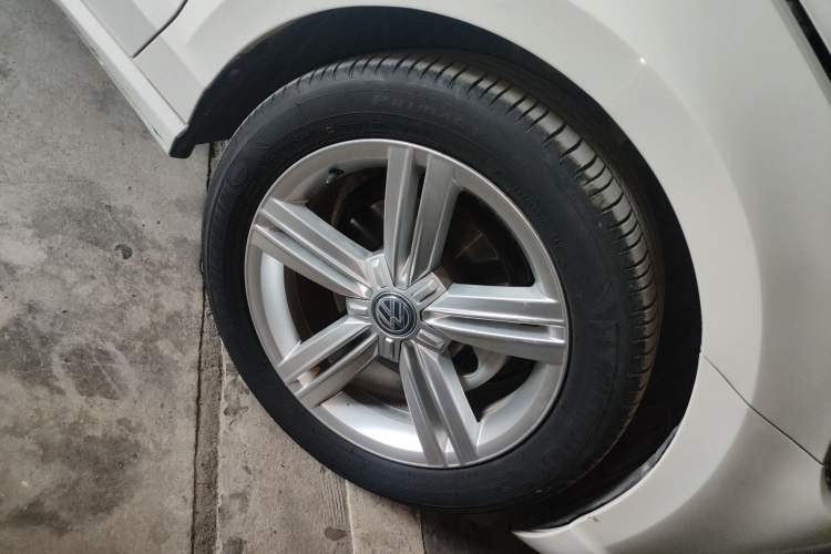 Used Volkswagen Lamando 2015 280TSI DSG Comfort Edition Right Front Wheel Hub
