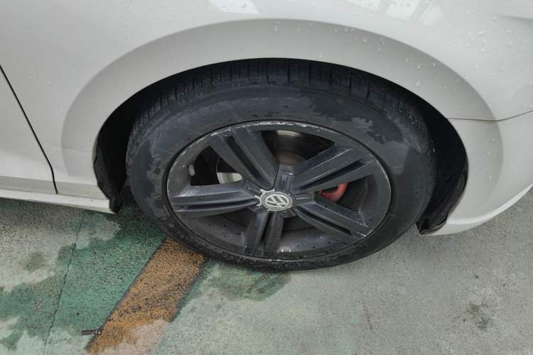 Used Volkswagen Lamando 2015 280TSI DSG Comfort Edition Right Front Wheel Hub