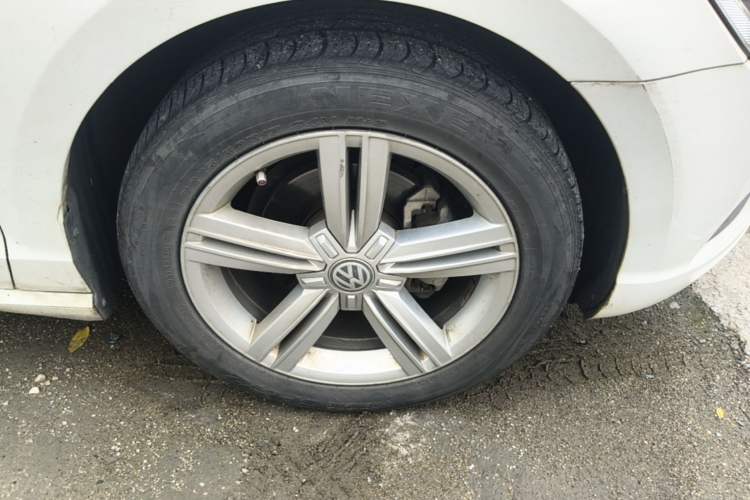 Used Volkswagen Lamando 2015 280TSI DSG Comfort Edition Right Front Wheel Hub