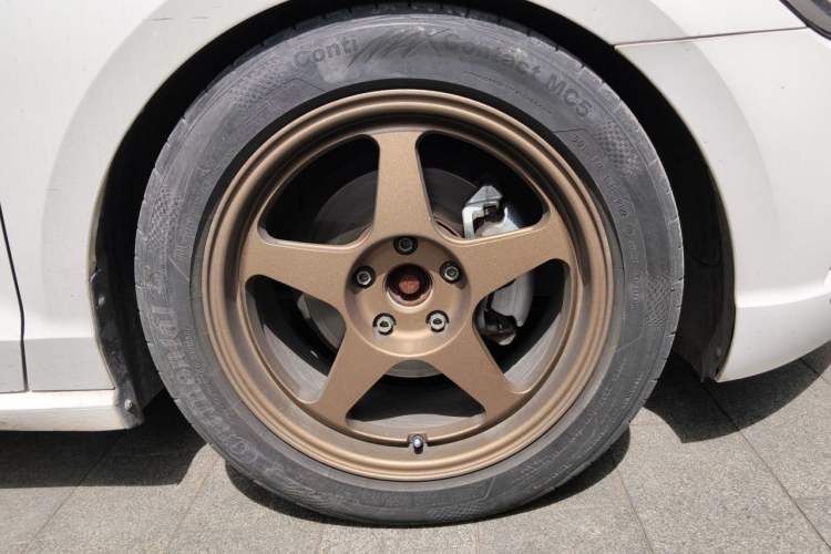 Used Volkswagen Lamando 2015 280TSI Manual Comfort Edition Right Front Wheel Hub