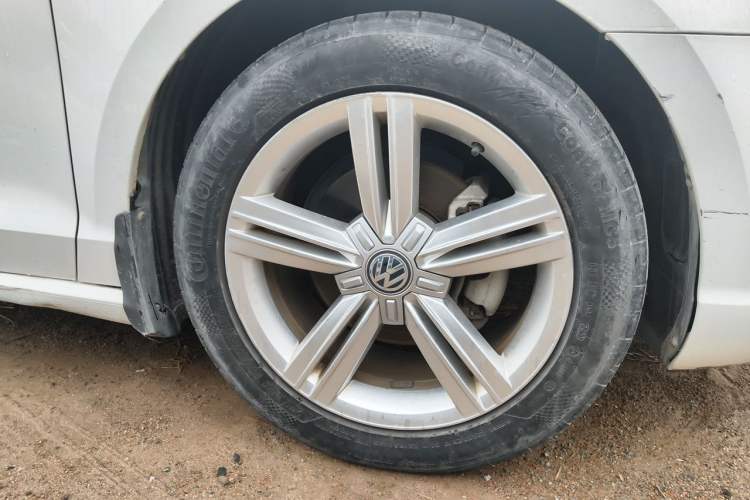 Used Volkswagen Lamando 2015 280TSI DSG Comfort Edition Right Front Wheel Hub