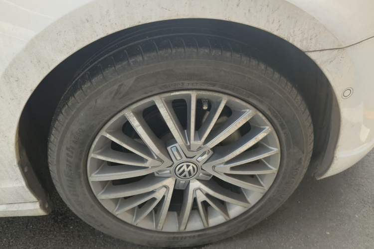 Used Volkswagen Lamando 2015 280TSI DSG Luxury Edition Right Front Wheel Hub