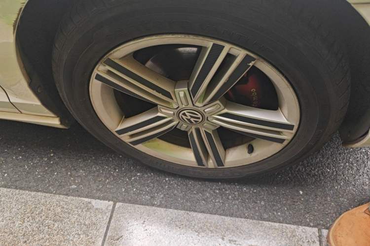 Used Volkswagen Lamando 2015 280TSI DSG Comfort Edition Right Front Wheel Hub