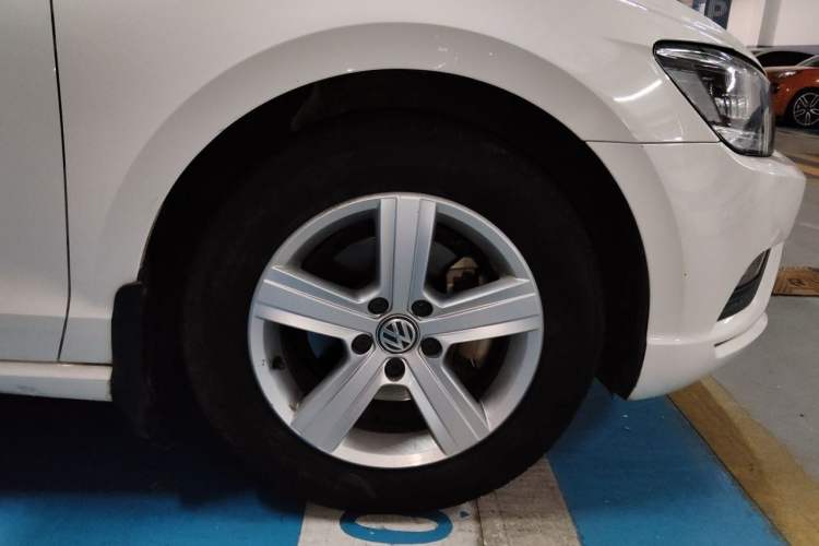 Used Volkswagen Lamando 2015 230TSI DSG Fashion Edition Right Front Wheel Hub