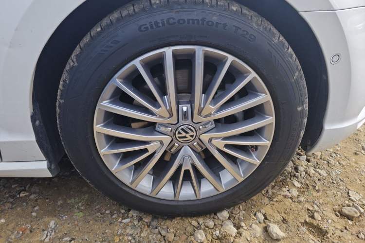 Used Volkswagen Lamando 2015 330TSI DSG Luxury Edition Right Front Wheel Hub