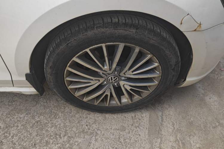 Used Volkswagen Lamando 2015 330TSI DSG Luxury Edition Right Front Wheel Hub
