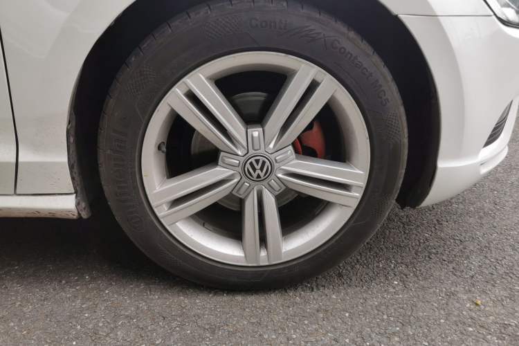 Used Volkswagen Lamando 2015 280TSI DSG Comfort Edition Right Front Wheel Hub