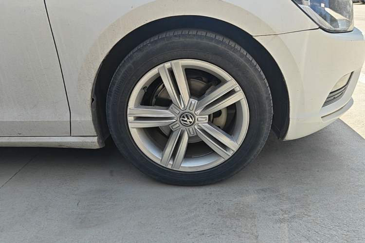 Used Volkswagen Lamando 2015 280TSI DSG Comfort Edition Right Front Wheel Hub