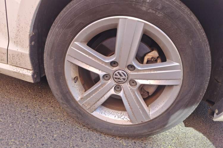 Used Volkswagen Lamando 2015 230TSI Manual Trend Edition Right Front Wheel Hub