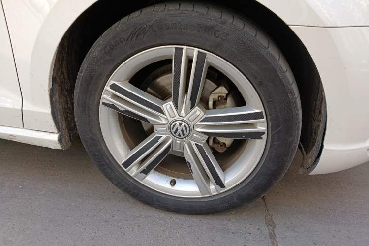 Used Volkswagen Lamando 2015 280TSI DSG Comfort Edition Right Front Wheel Hub