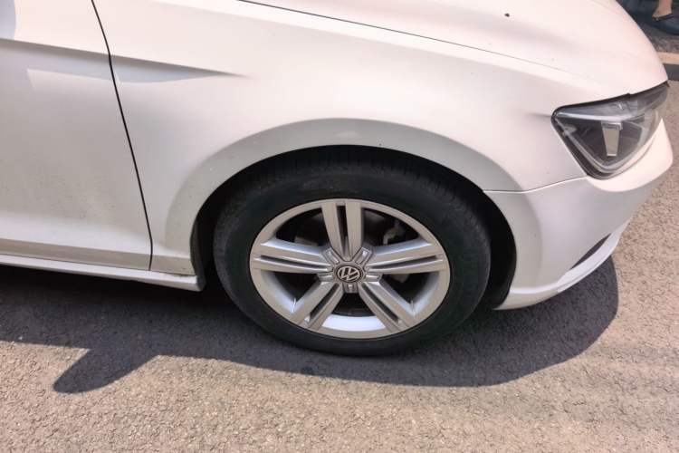 Used Volkswagen Lamando 2015 280TSI DSG Comfort Edition Right Front Wheel Hub