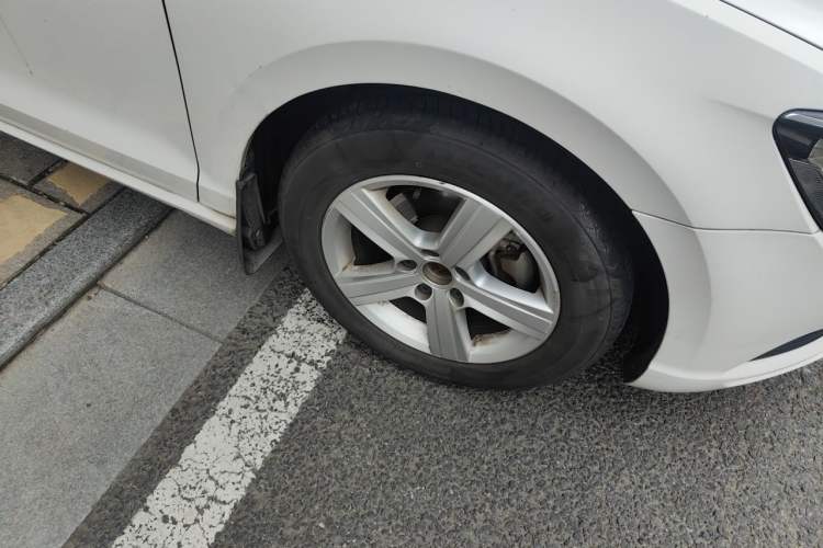 Used Volkswagen Lamando 2015 230TSI Manual Trend Edition Right Front Wheel Hub