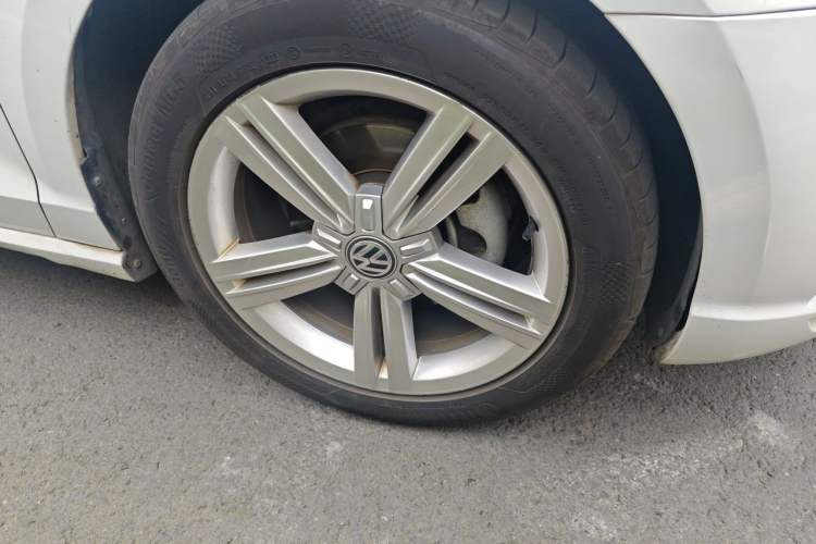 Used Volkswagen Lamando 2015 280TSI DSG Comfort Edition Right Front Wheel Hub