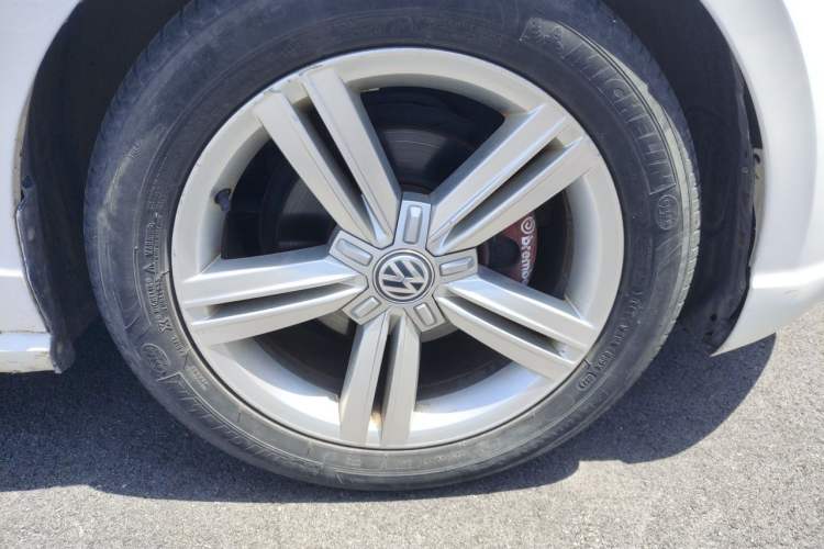 Used Volkswagen Lamando 2015 280TSI DSG Comfort Edition Right Front Wheel Hub