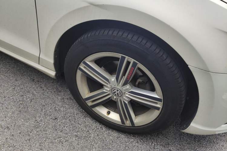 Used Volkswagen Lamando 2015 280TSI DSG Comfort Edition Right Front Wheel Hub