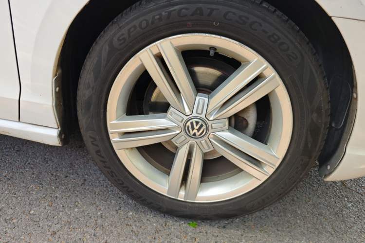 Used Volkswagen Lamando 2015 280TSI Manual Comfort Edition Right Front Wheel Hub