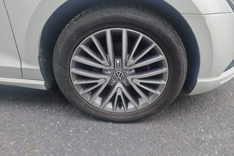 Used Volkswagen Lamando 2015 280TSI DSG Luxury Edition Right Front Wheel Hub