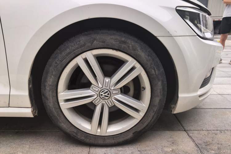 Used Volkswagen Lamando 2015 280TSI Manual Comfort Edition Right Front Wheel Hub