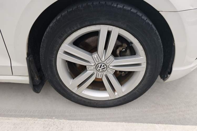 Used Volkswagen Lamando 2015 330TSI DSG Comfort Edition Right Front Wheel Hub