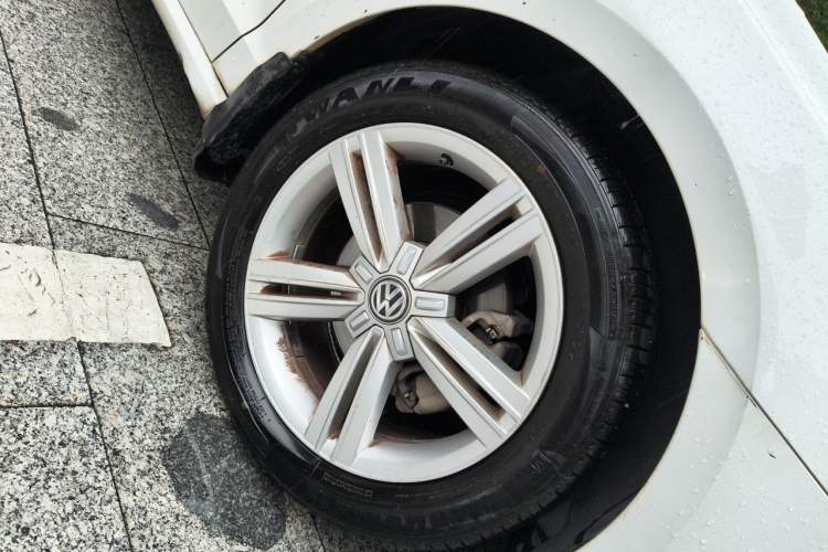 Used Volkswagen Lamando 2015 280TSI DSG Comfort Edition Right Front Wheel Hub