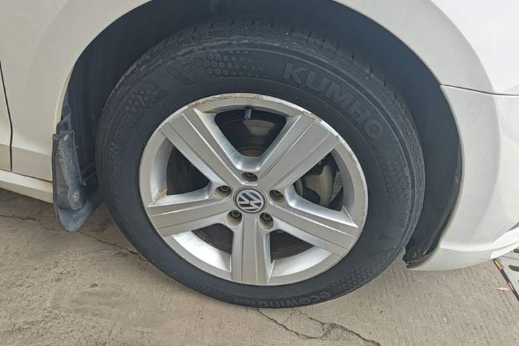 Used Volkswagen Lamando 2015 230TSI DSG Fashion Edition Right Front Wheel Hub