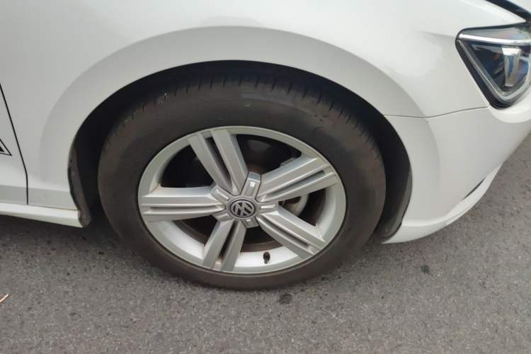 Used Volkswagen Lamando 2015 280TSI DSG Comfort Edition Right Front Wheel Hub