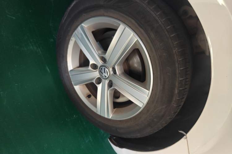 Used Volkswagen Lamando 2015 230TSI DSG Fashion Edition Right Front Wheel Hub