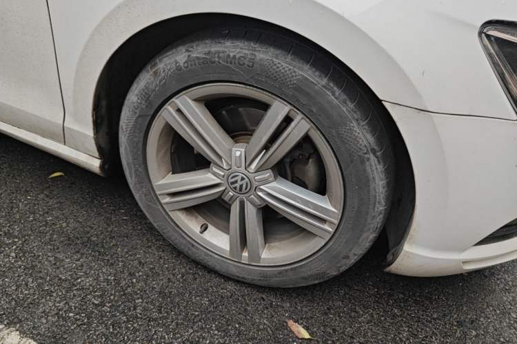 Used Volkswagen Lamando 2015 330TSI DSG Comfort Edition Right Front Wheel Hub