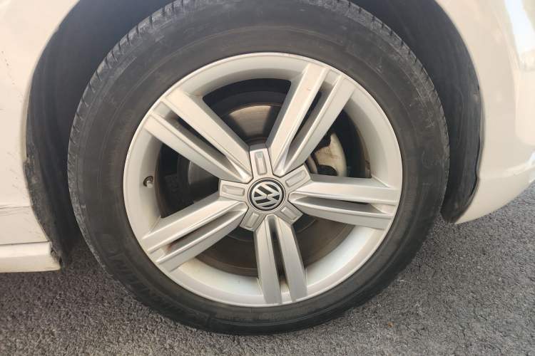 Used Volkswagen Lamando 2015 280TSI Manual Comfort Edition Right Front Wheel Hub