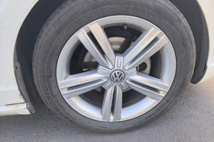 Used Volkswagen Lamando 2015 280TSI DSG Comfort Edition Right Front Wheel Hub