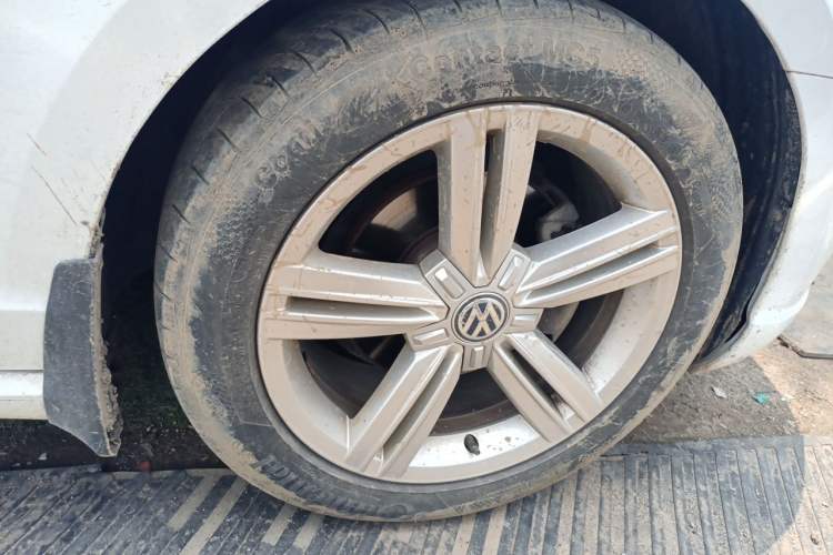 Used Volkswagen Lamando 2015 280TSI DSG Comfort Edition Right Front Wheel Hub