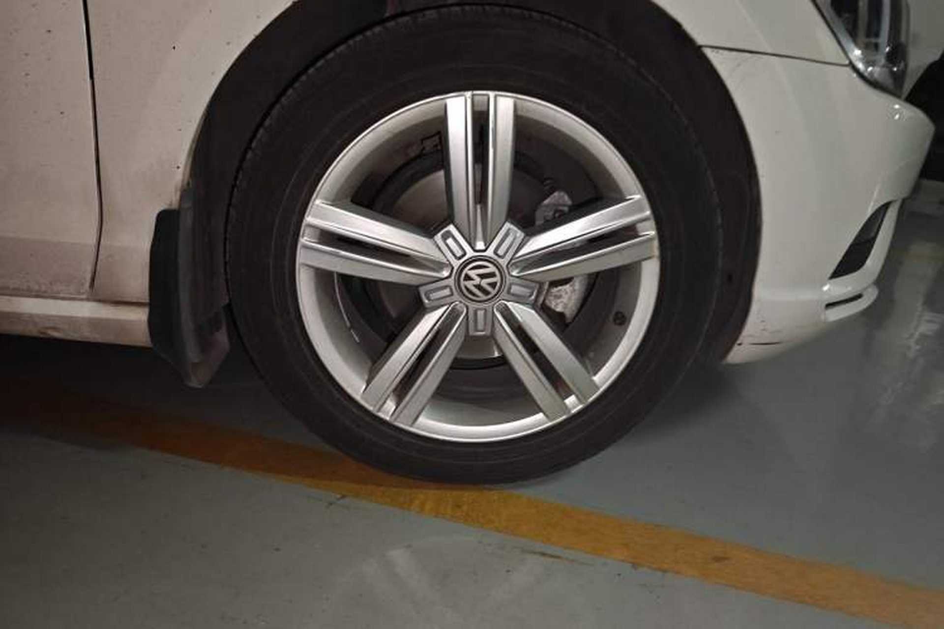 Used Volkswagen Lamando 2015 280TSI DSG Comfort Edition Right Front Wheel Hub