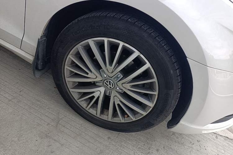 Used Volkswagen Lamando 2015 280TSI DSG Luxury Edition Right Front Wheel Hub