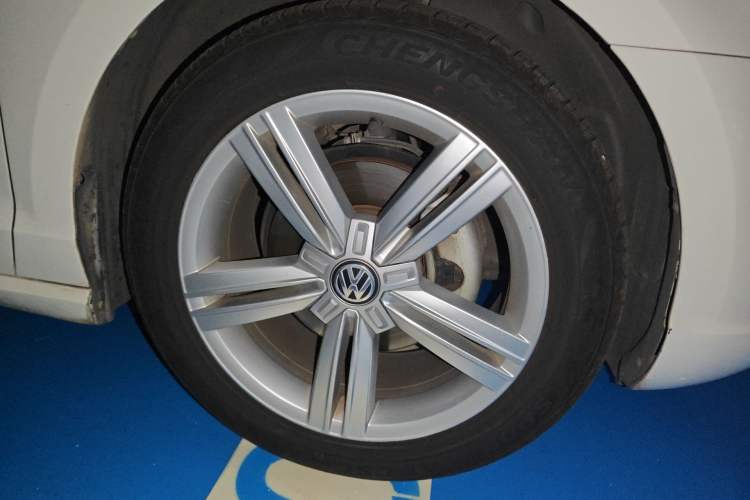Used Volkswagen Lamando 2015 280TSI DSG Comfort Edition Right Front Wheel Hub