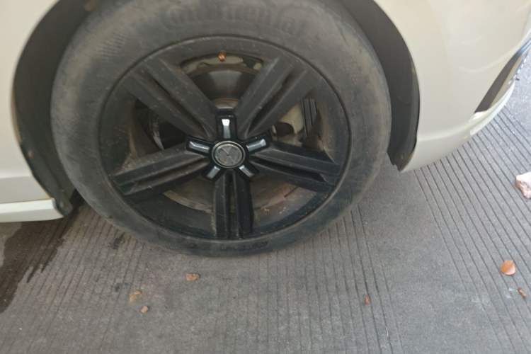 Used Volkswagen Lamando 2015 280TSI DSG Comfort Edition Right Front Wheel Hub