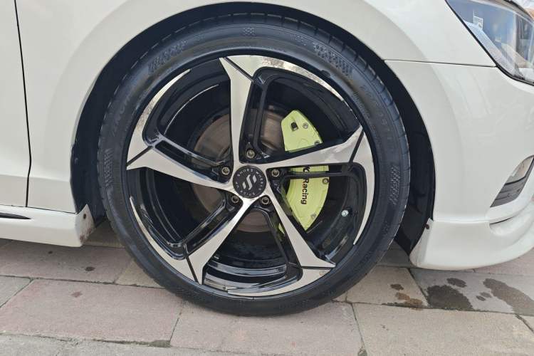 Used Volkswagen Lamando 2015 230TSI DSG Fashion Edition Right Front Wheel Hub