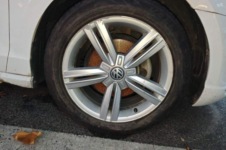 Used Volkswagen Lamando 2015 280TSI Manual Comfort Edition Right Front Wheel Hub
