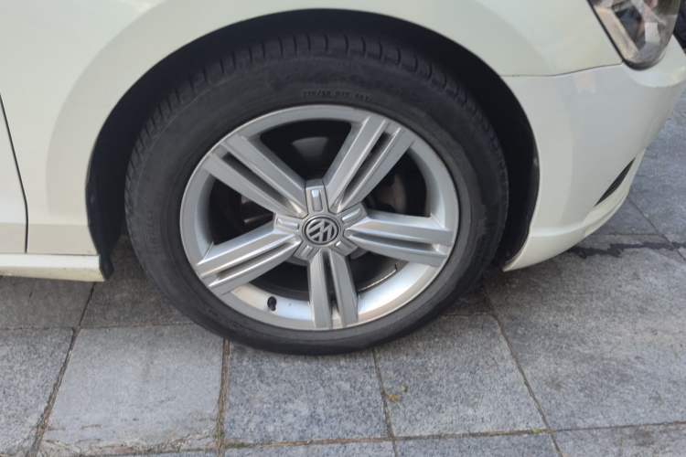 Used Volkswagen Lamando 2015 280TSI DSG Comfort Edition Right Front Wheel Hub