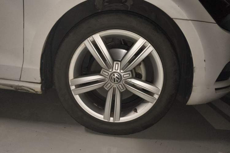 Used Volkswagen Lamando 2015 280TSI DSG Comfort Edition Right Front Wheel Hub