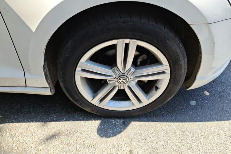 Used Volkswagen Lamando  Right Front Wheel Hub