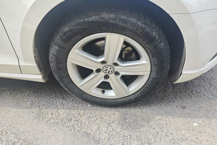 Used Volkswagen Lamando 2015 230TSI DSG Fashion Edition Right Front Wheel Hub