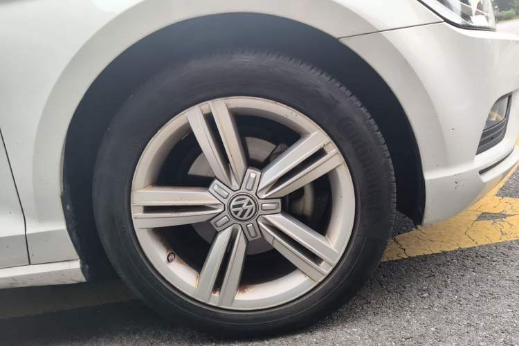 Used Volkswagen Lamando 2015 280TSI DSG Comfort Edition Right Front Wheel Hub