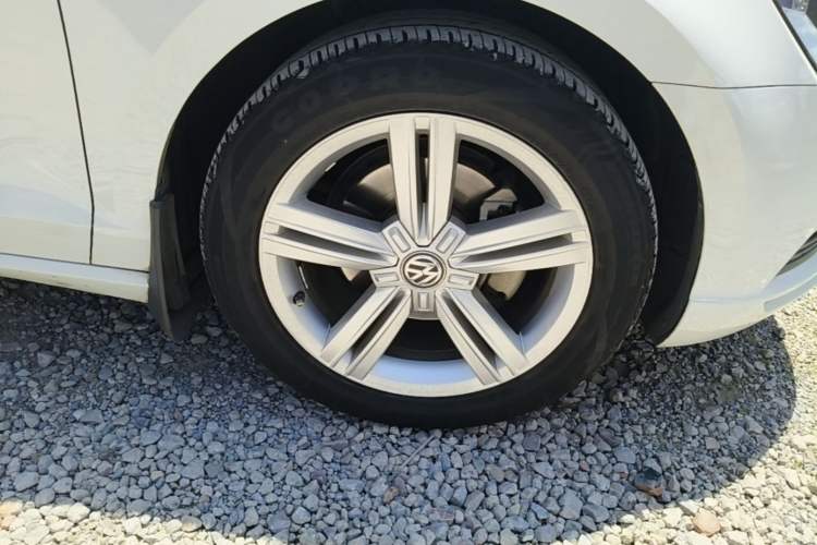 Used Volkswagen Lamando 2015 280TSI DSG Comfort Edition Right Front Wheel Hub