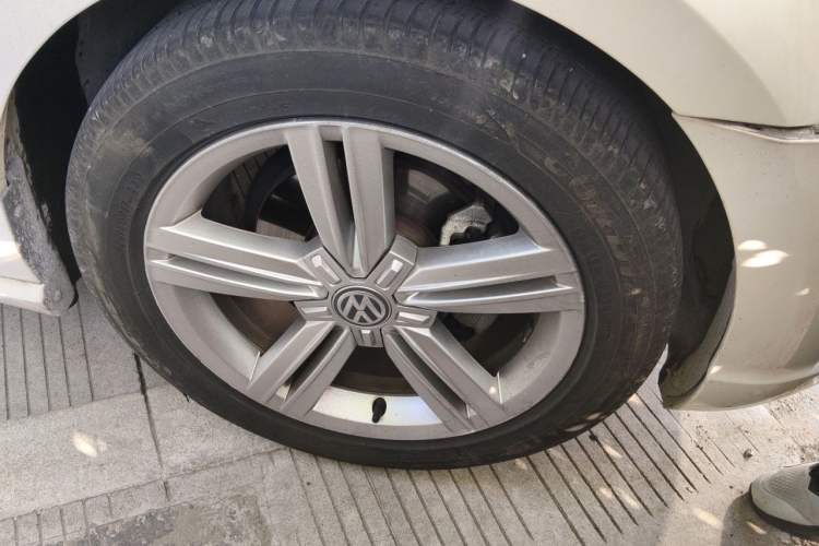 Used Volkswagen Lamando 2015 280TSI DSG Comfort Edition Right Front Wheel Hub