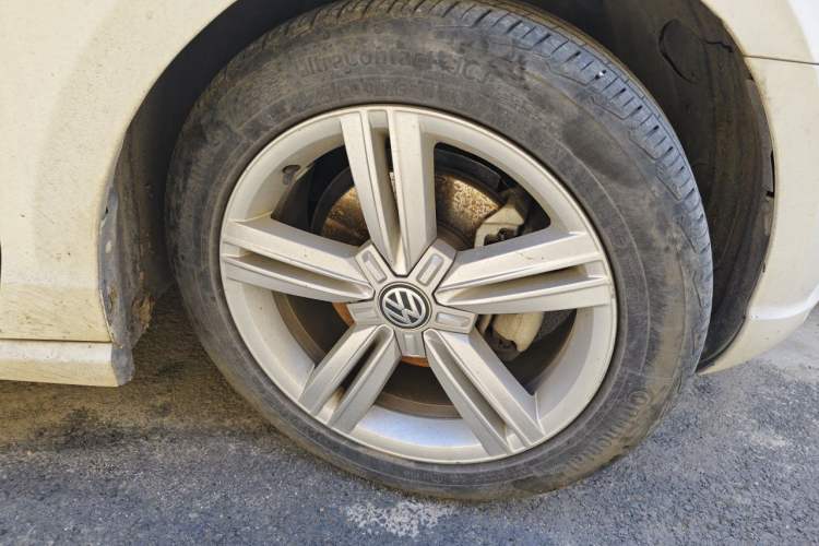 Used Volkswagen Lamando 2015 280TSI DSG Comfort Edition Right Front Wheel Hub